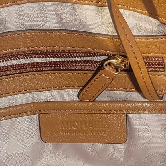 Michael Kors Hobo Bag Brown PebbleL leather Gold Logo Magnet Closure - Picture 8 of 9